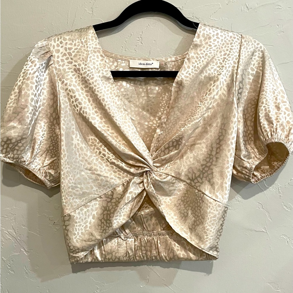 Item ditto satin top in gold. Sz small